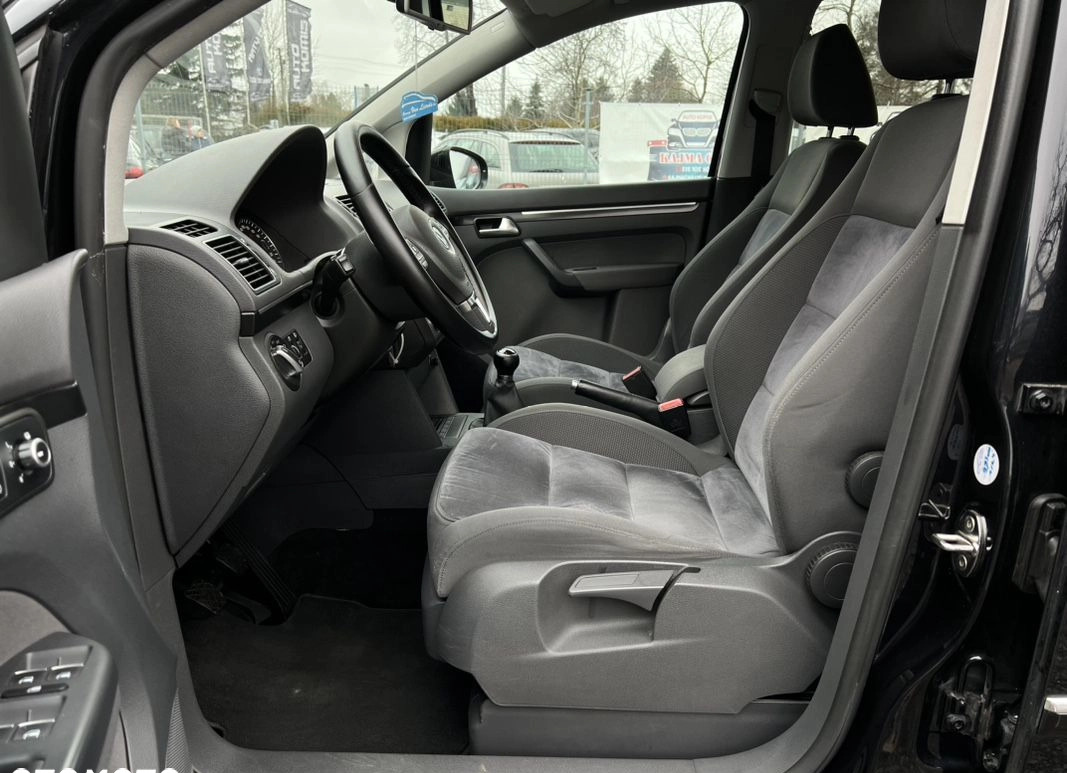 Volkswagen Touran cena 32900 przebieg: 202000, rok produkcji 2011 z Warta małe 436